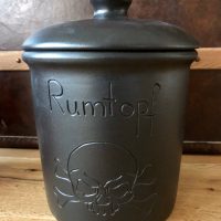 Schwarzer 5 Liter Rumtopf mit Totenkopf